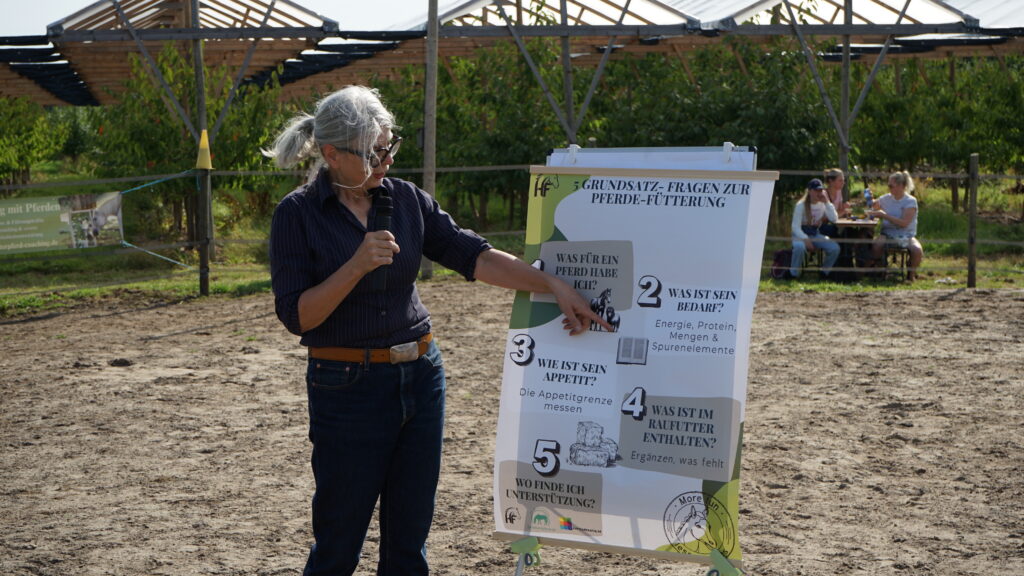Pferdefütterung Heike Feige und Dr. Gabi Steffen - Pferde-Infotag 20.09.25 - Foto Flüsterpferd Coaching (10)